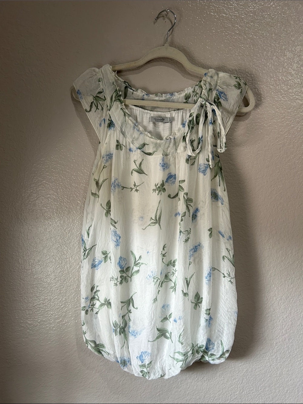 Tendenze Women’s Pure Silk Ivory Floral Blouse  Sz L Feminine Summer Casual Chic